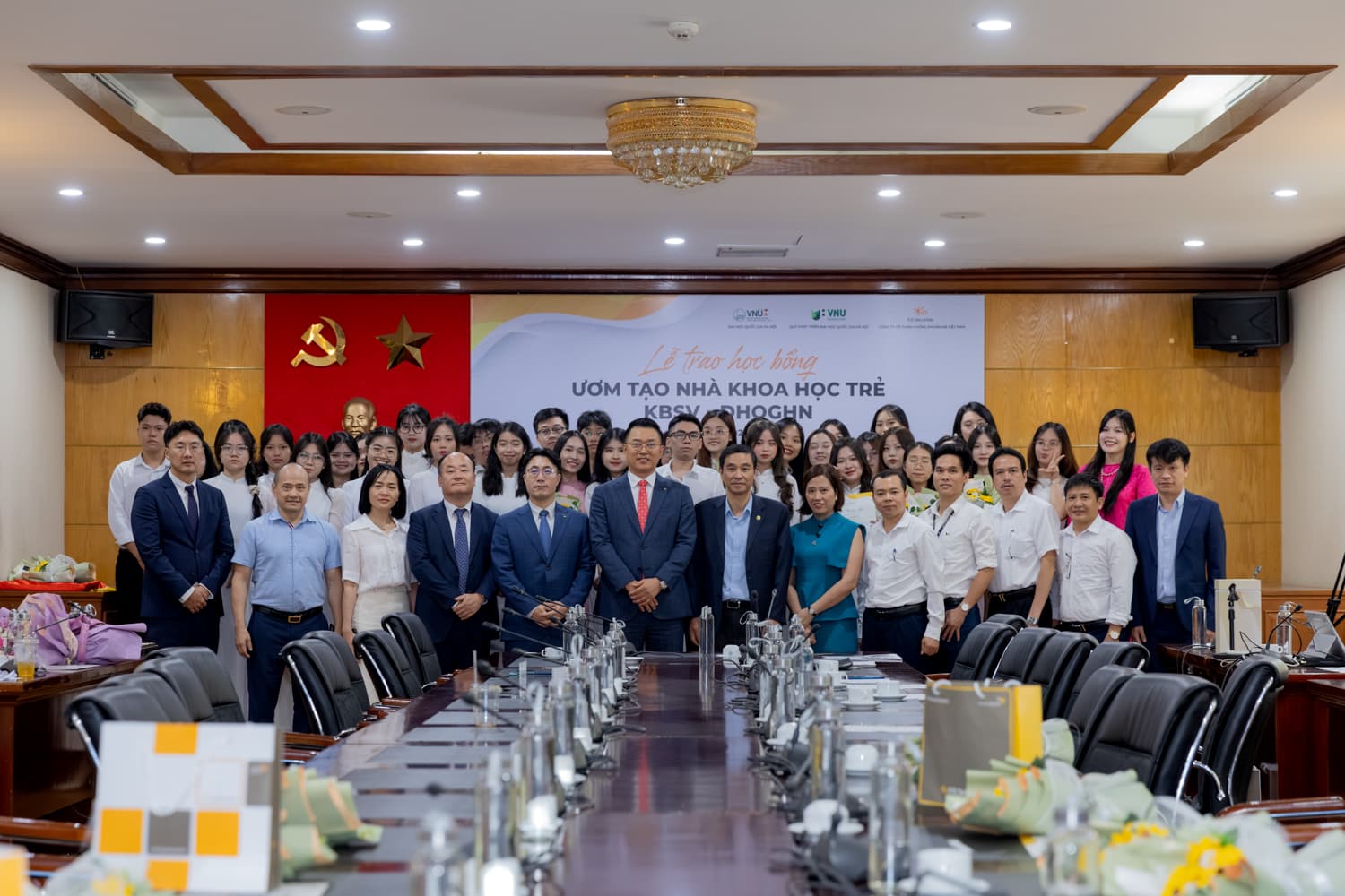 2 sinh viên HSB nhận học bổng KBSV