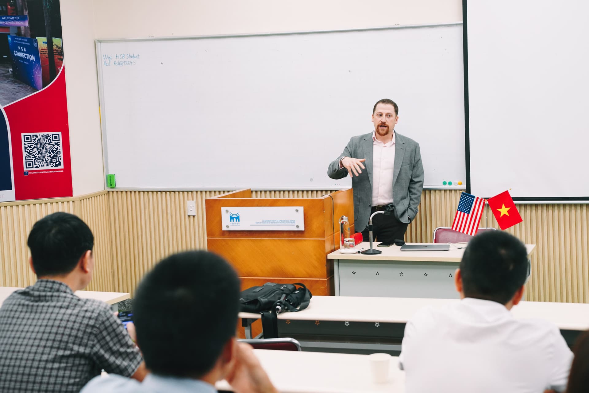 Thúc đẩy quan hệ Việt-Mỹ: Chia sẻ từ tham tán kinh tế Konstantin Dubrovsky tại HSB