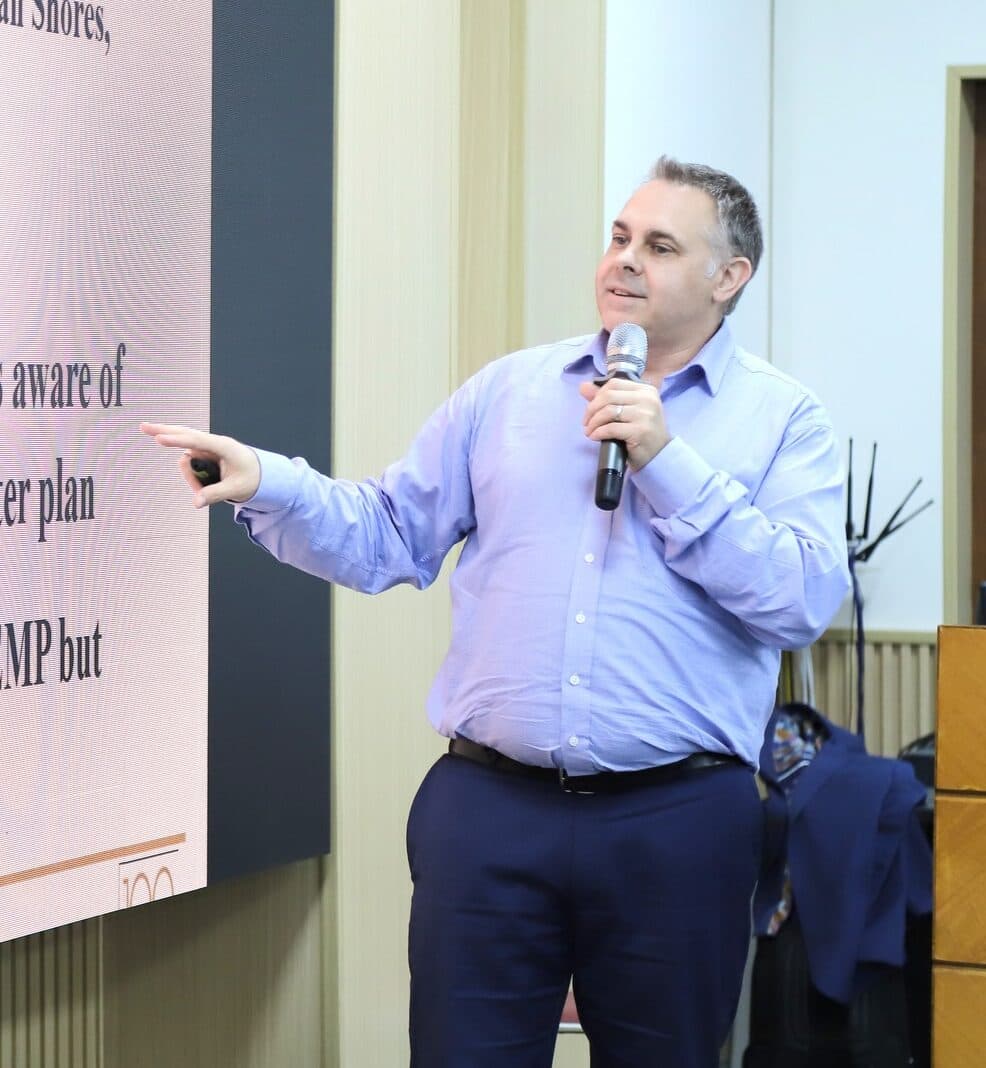 Tìm hiểu về quản trị rủi ro trong ngành công nghiệp dịch vụ với Hiệu trưởng Trường Kinh doanh, Đại học Queensland