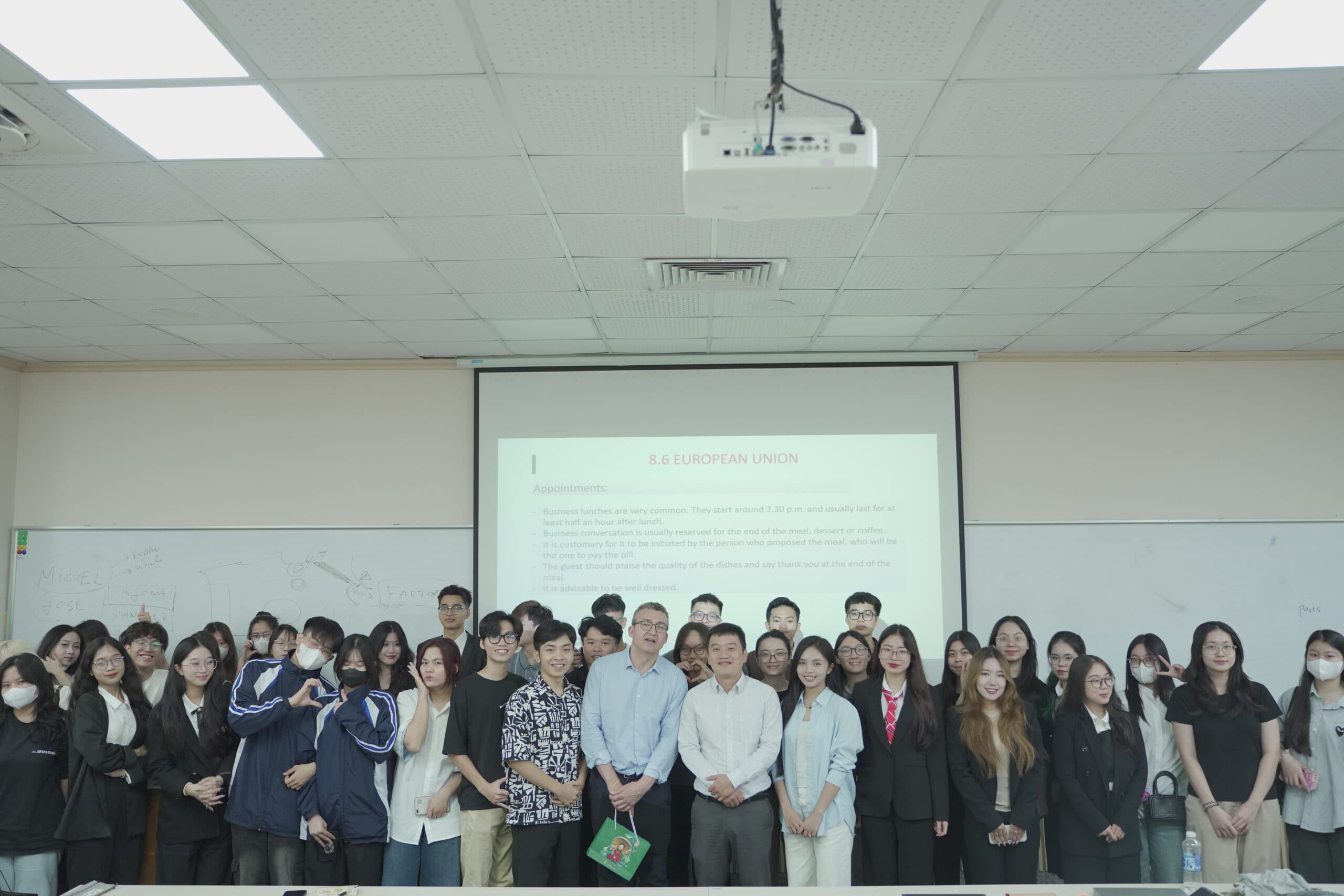 Sinh viên HSB tìm hiểu về văn hóa doanh nghiệp châu Âu qua workshop của TS.Miguel J. Arjona Sánchez đến từ Trường Granada, Tây Ban Nha