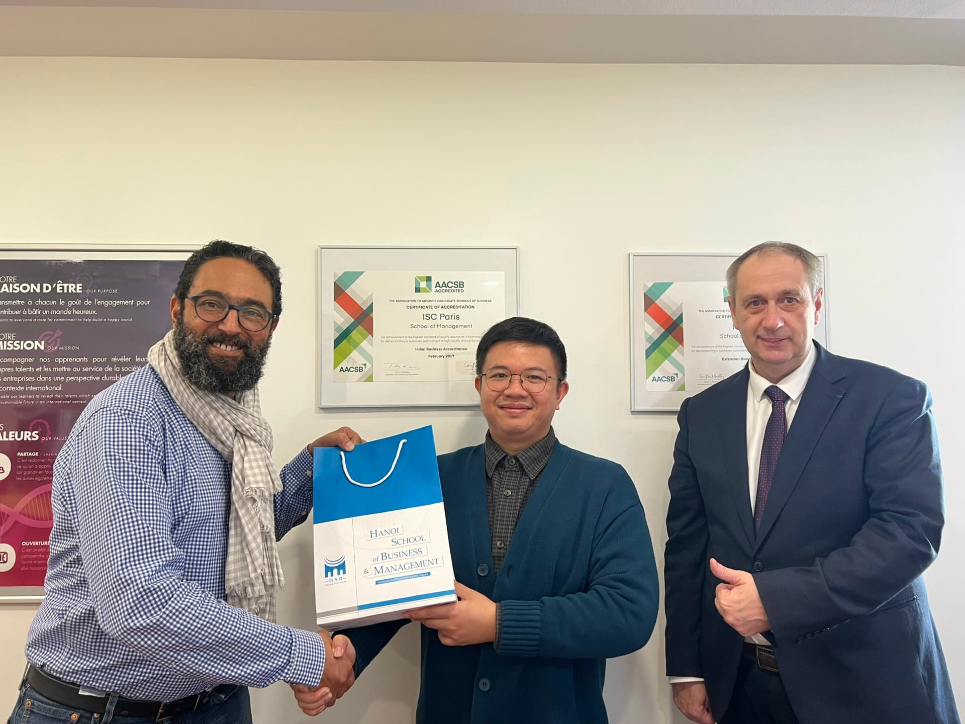 Trường Quản trị và Kinh doanh, ĐHQGHN ký kết Biên bản ghi nhớ với Institut Supérieur de Commerce (ISC) Paris